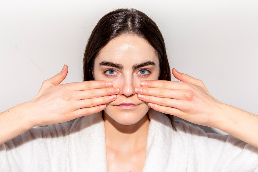 Cách massage mặt đúng cách giúp da thêm tươi trẻ và săn chắc 3 width=