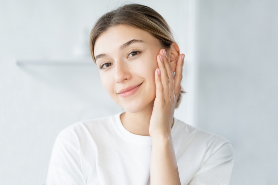 Áp dụng đúng cách massage mặt chống nếp nhăn, giúp làn da luôn tươi trẻ rạng ngời massage mặt giúp chống nếp nhăn