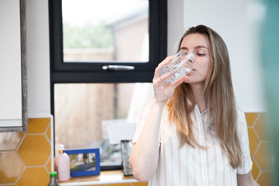 Uống đủ nước để ngăn ngừa tình trạng da mặt bị khô ngứa Uống đủ nước để ngăn ngừa tình trạng da mặt bị khô ngứa