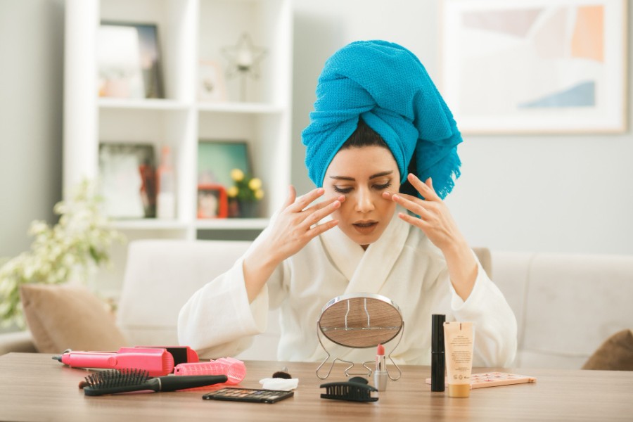 Tại sao thức khuya mắt thâm