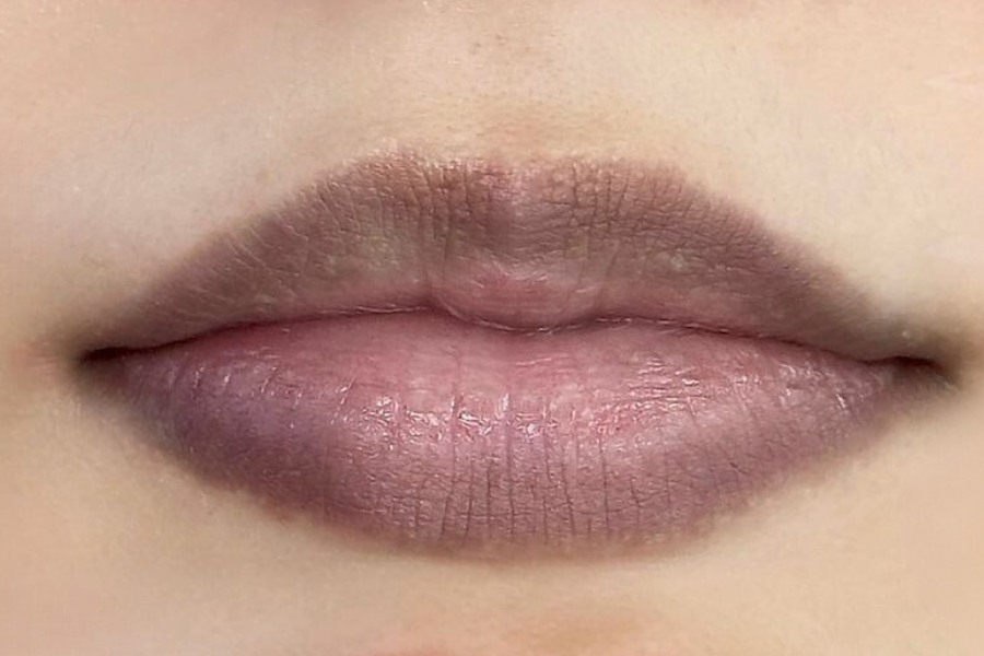 Vaseline có trị thâm môi không? Cách dưỡng môi bằng vaseline 3 Môi thâm chủ yếu đến từ các tác nhân bên ngoài và thói quen lơ là trong việc dưỡng môi