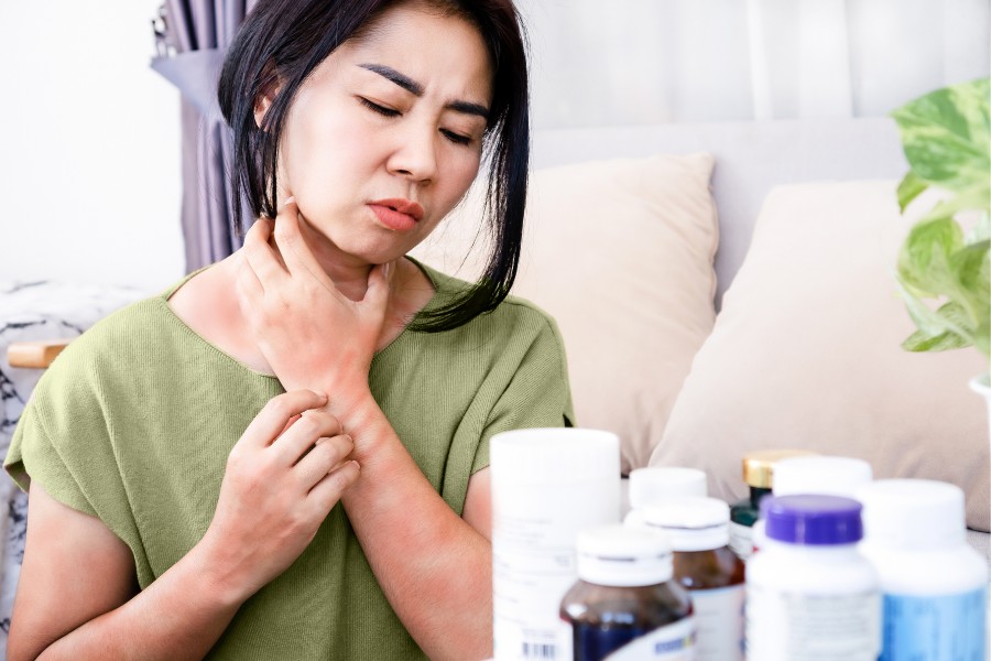 Một số thành phần của thuốc có thể gây dị ứng mẩn ngứa da mặt Một số thành phần của thuốc có thể gây dị ứng mẩn ngứa da mặt