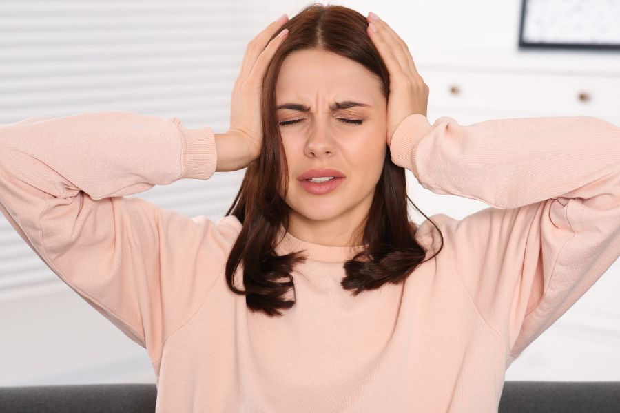 Nổi mụn chân mày do sự thay đổi nội tiết tố trong cơ thể Nổi mụn chân mày do sự thay đổi nội tiết tố trong cơ thể