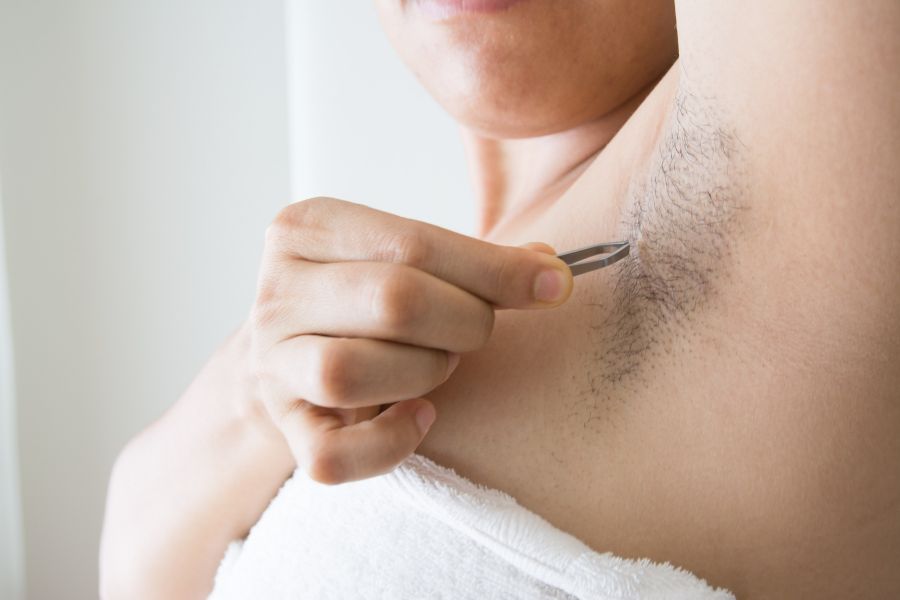 Nhổ lông nách bị nổi hạch do vùng da dưới cánh tay bị nhiễm trùng 