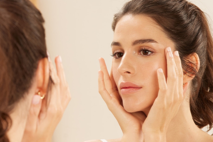 Nên bôi kem chống nắng sau khi thoa kem dưỡng từ 3-5 phút Nên bôi kem chống nắng sau khi thoa kem dưỡng từ 3-5 phút