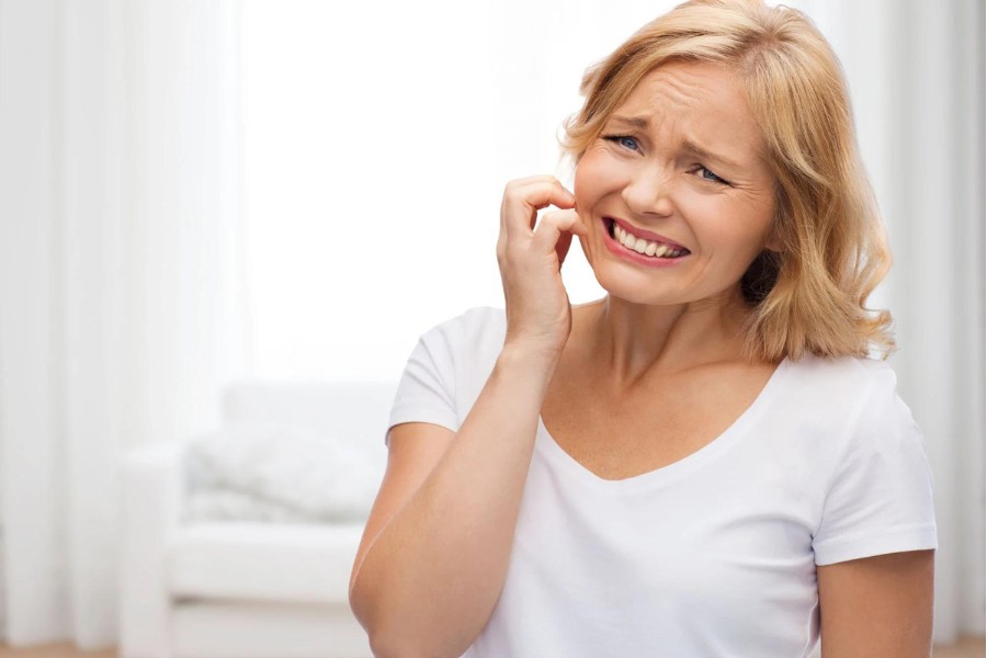 Dị ứng da mặt mẩn đỏ ngứa có thể xuất phát từ nhiều nguyên nhân khác nhau bị ngứa da mặt