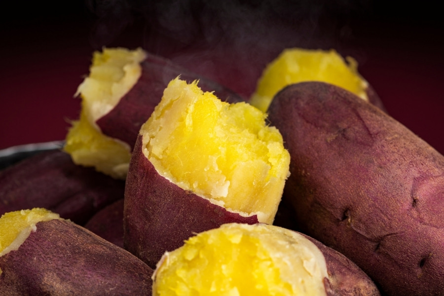 Nhằm tối ưu hóa quá trình phục hồi sau xăm môi, nên ăn khoai lang luộc để giữ nguyên dưỡng chất quan trọng 