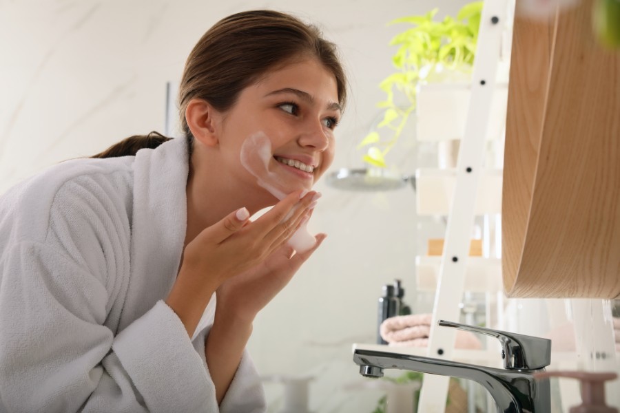 Luôn rửa mặt đều đặn với sữa rửa mặt dịu nhẹ để giữ cho làn da sạch thoáng Cách phòng ngừa dị ứng da mặt