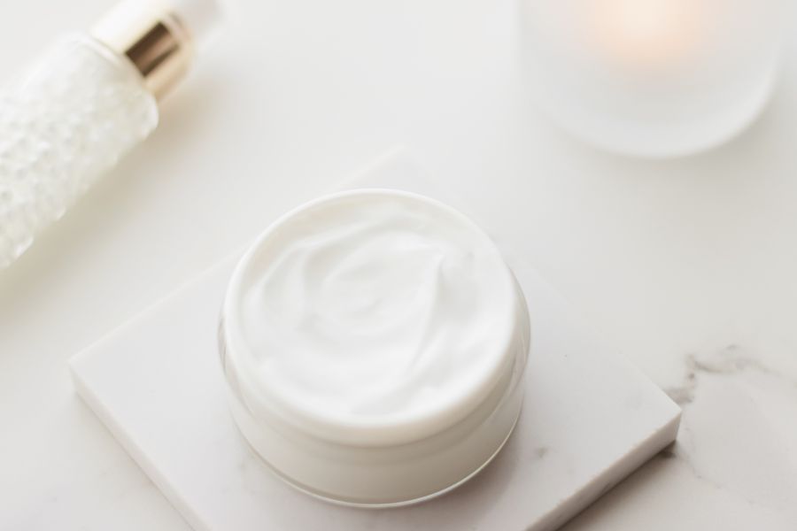 Sử dụng thuốc bôi để điều trị tình trạng mụn mọc lên ở chân mày Sử dụng thuốc bôi để điều trị tình trạng mụn mọc lên ở chân mày