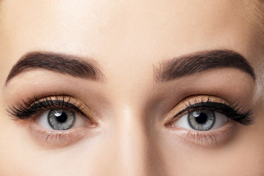 Xăm lông mày màu gì đẹp? TOP 8 màu chân mày HOT 2025 2 Màu lông mày phù hợp sẽ giúp khuôn mặt trở nên sắc sảo, thần thái hơn