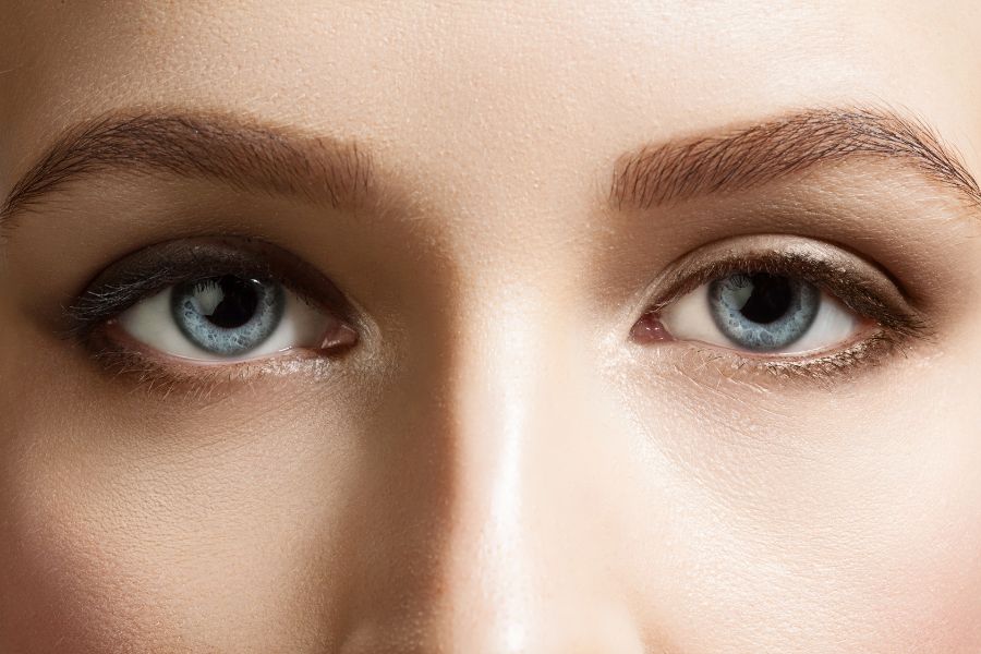 Phun lông mày màu nâu tây là tông màu phù hợp với mọi loại da