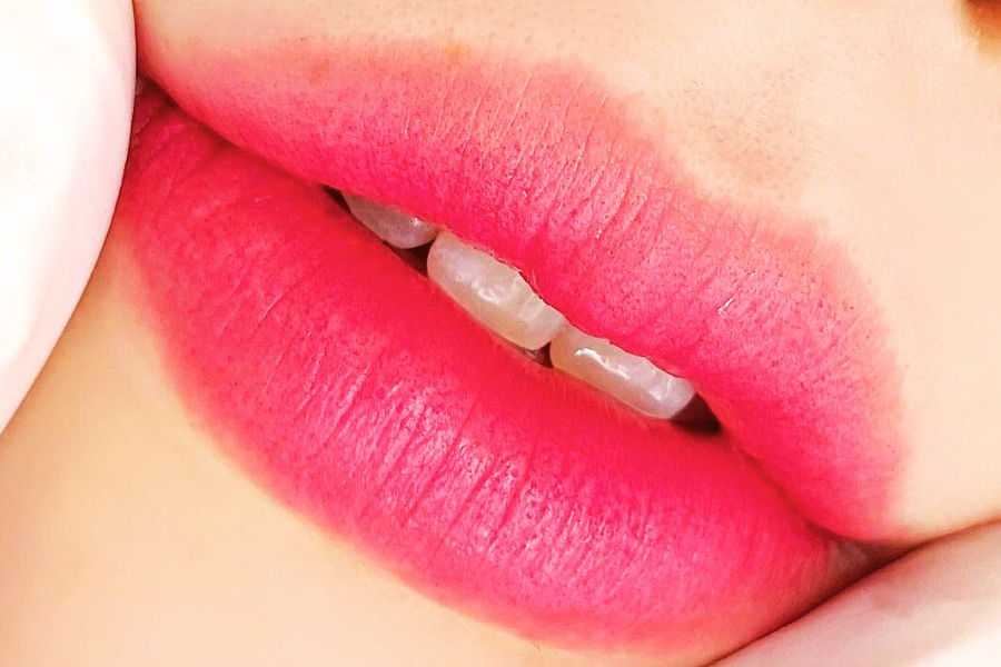 Sắc môi hồng cánh sen lên chuẩn, đều màu