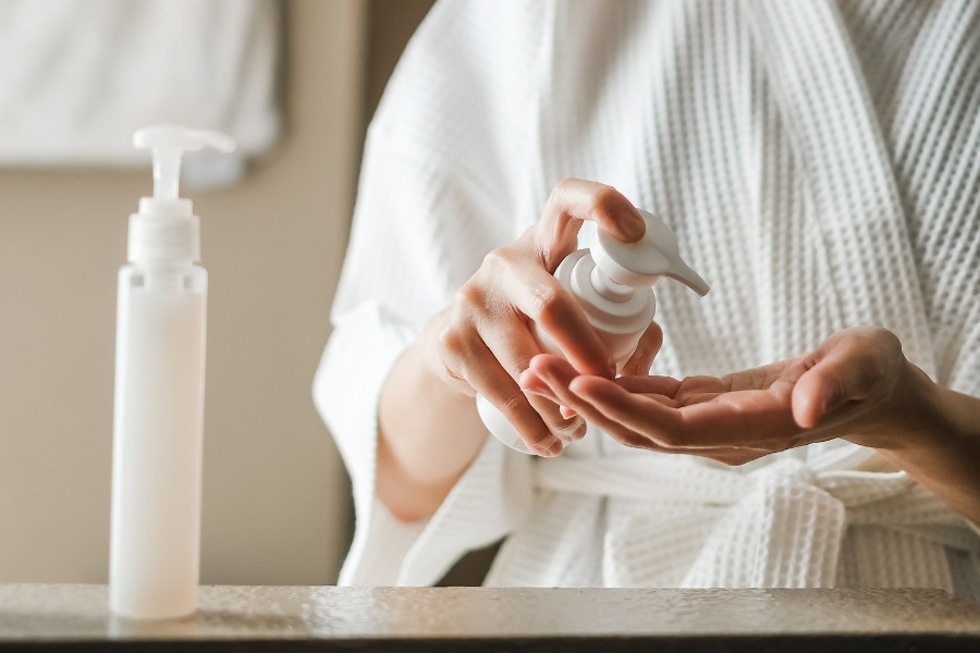 Bôi gel hoặc lotion dịu nhẹ lên da sau wax lông