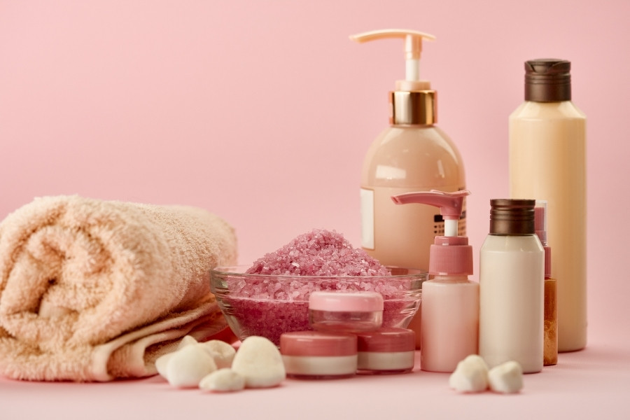 Tác hại của dầu oliu với da mặt và lưu ý sử dụng an toàn 3 su dung them cac san pham duong da