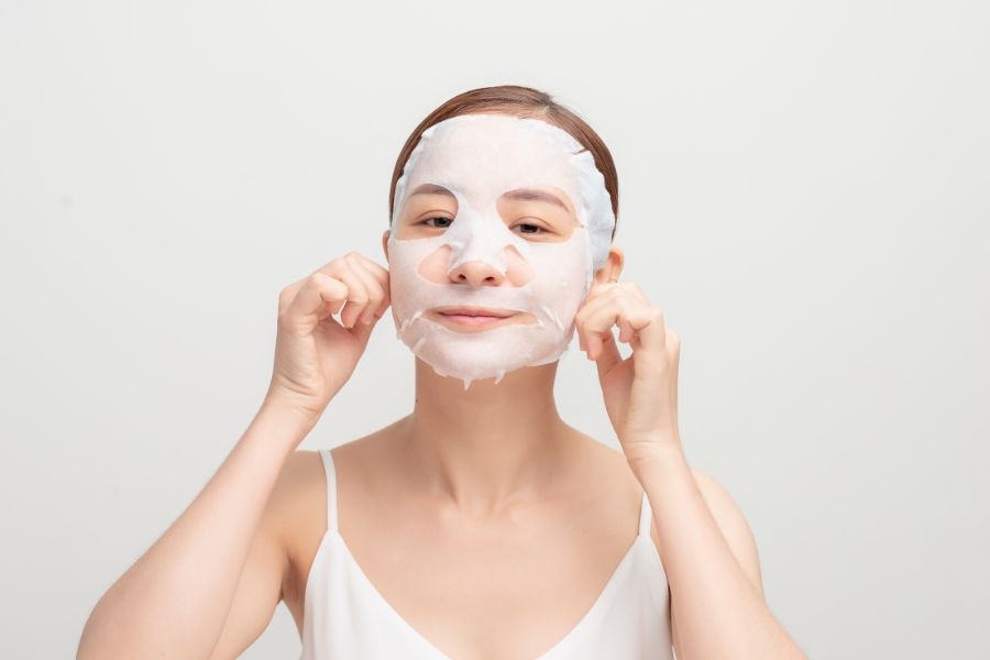 Bạn có thể đắp mặt nạ giấy từ 2-3 lần mỗi tuần để dưỡng da