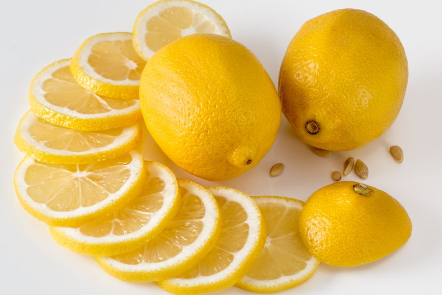 Trị tình trạng tay xuất hiện đốm nâu đơn giản bằng chanh tươi