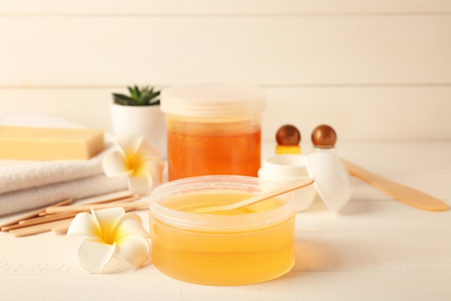Bạn cũng có thể sử dụng sáp wax để loại bỏ tận gốc nang lông wax lông với sáp wax