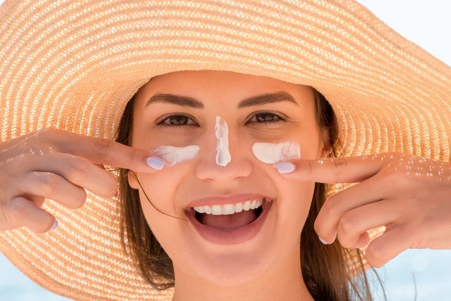 Dùng kem chống nắng để bảo vệ da khỏi tác động của tia UV có hại Dùng kem chống nắng để bảo vệ da khỏi tác động của tia UV có hại