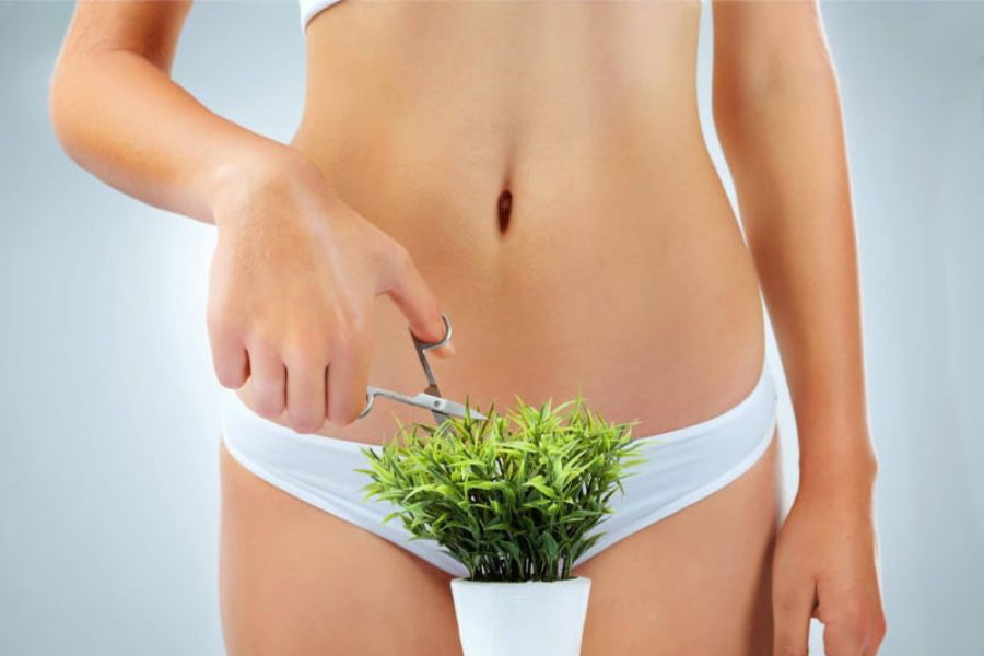 Tỉa lông vùng kín nữ bằng kéo cũng mang đến một số rủi ro như chảy máu, nhiễm trùng