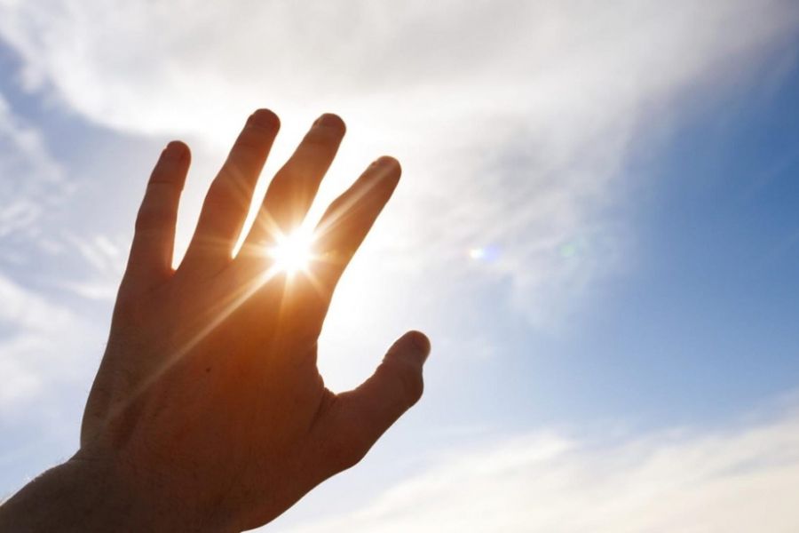 Phần lớn tia UV có trong ánh sáng mặt trời. Khi ánh sáng mặt trời chiếu tới bề mặt trái đất, chứa hơn 10% tia UV