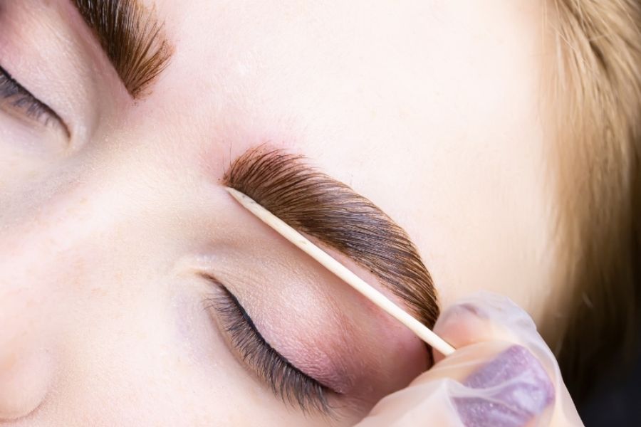 Công nghệ phun lông mày màu nâu tây hiện đại, mang đến dáng mày đẹp tự nhiên tại Ngọc Dung