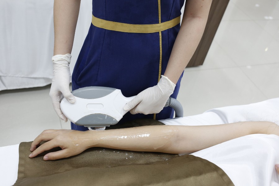 Con gái lông tay nhiều thì sao? Tốt hay xấu? 2 triet long tay vinh vien voi cong nghe cao