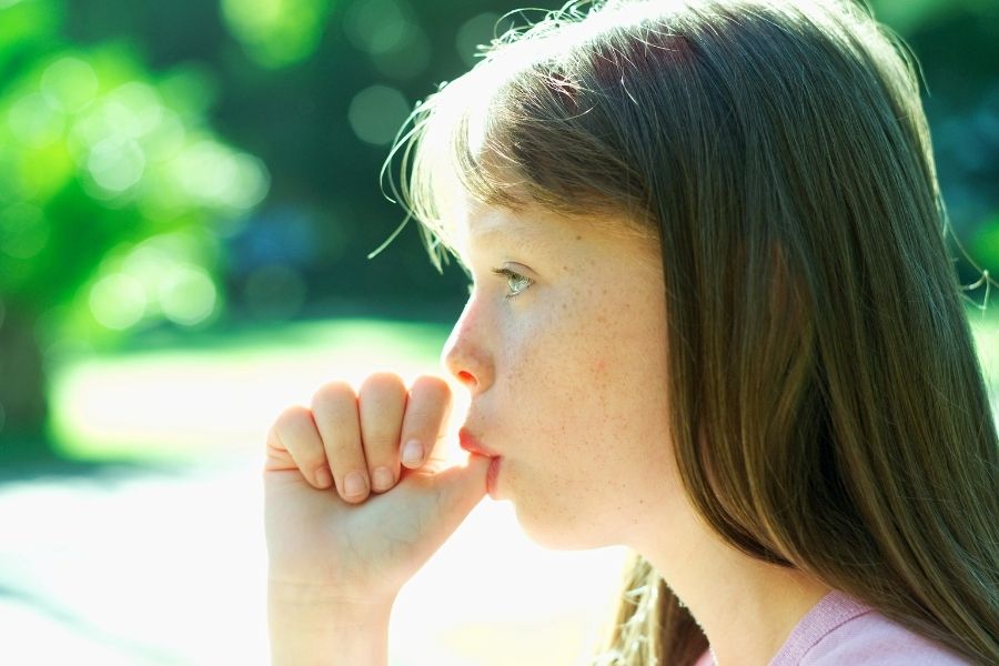 Thói quen mút tay thường xuyên khiến da tay bị bong tróc