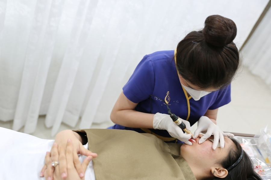 Chị em đang có kinh nguyệt có xăm môi được không? 10 Trước khi “bà dì” ghé thăm khoảng vài ngày, chị em không nên thực hiện phun xăm môi nhé!