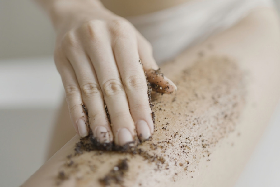 Tẩy tế bào chết trước khi wax lông để làn da được thông thoáng, dễ dàng loại bỏ lông