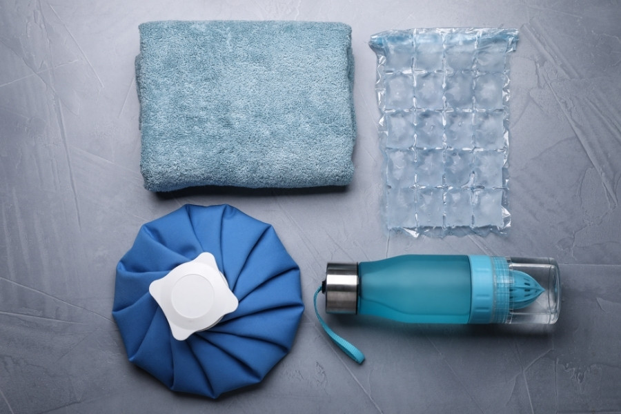 Sử dụng khăn lạnh để làm dịu da