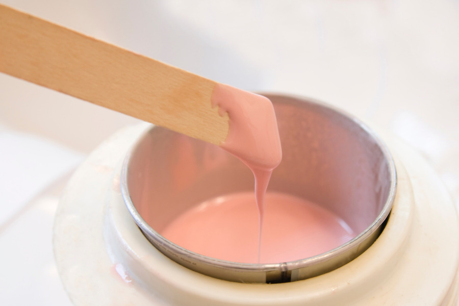 Sử dụng sáp wax lông để loại bỏ lông nhanh chóng, hiệu quả hơn