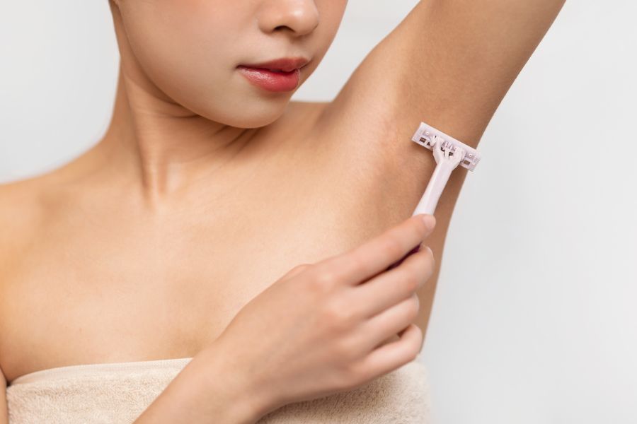 Lông nách mọc đôi do chị em cạo nhổ lông nách không đúng cách