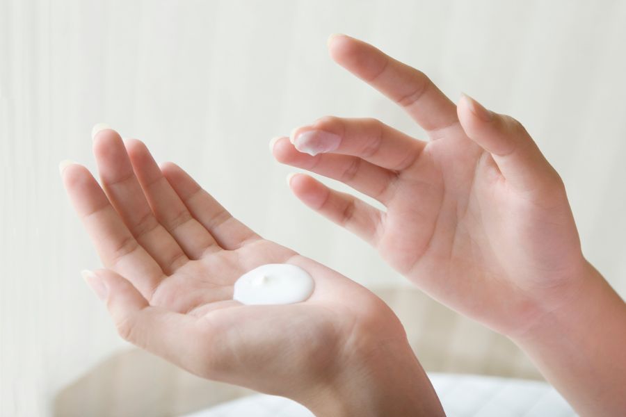 Sử dụng sản phẩm chăm sóc da kém chất lượng là một trong những nguyên nhân khiến lông nách mọc đôi