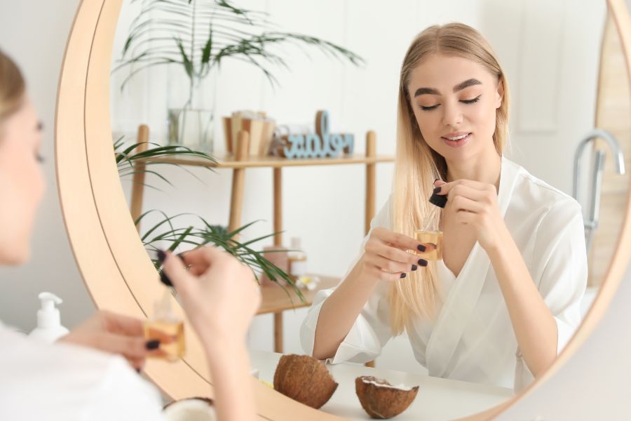 Dầu dừa có khả năng loại bỏ lớp mặt nạ nghệ tươi trên da một cách nhanh chóng Dầu dừa có khả năng loại bỏ lớp mặt nạ nghệ tươi trên da một cách nhanh chóng