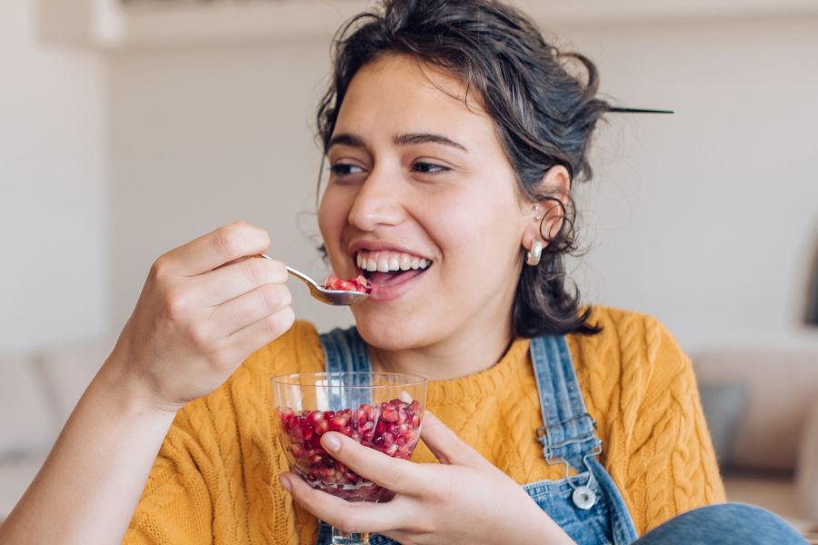 Lựu là loại quả giàu vitamin C và vitamin K, có khả năng phục hồi nhanh các vết mụn trên da Lựu là loại quả giàu vitamin C và vitamin K, có khả năng phục hồi nhanh các vết mụn trên da