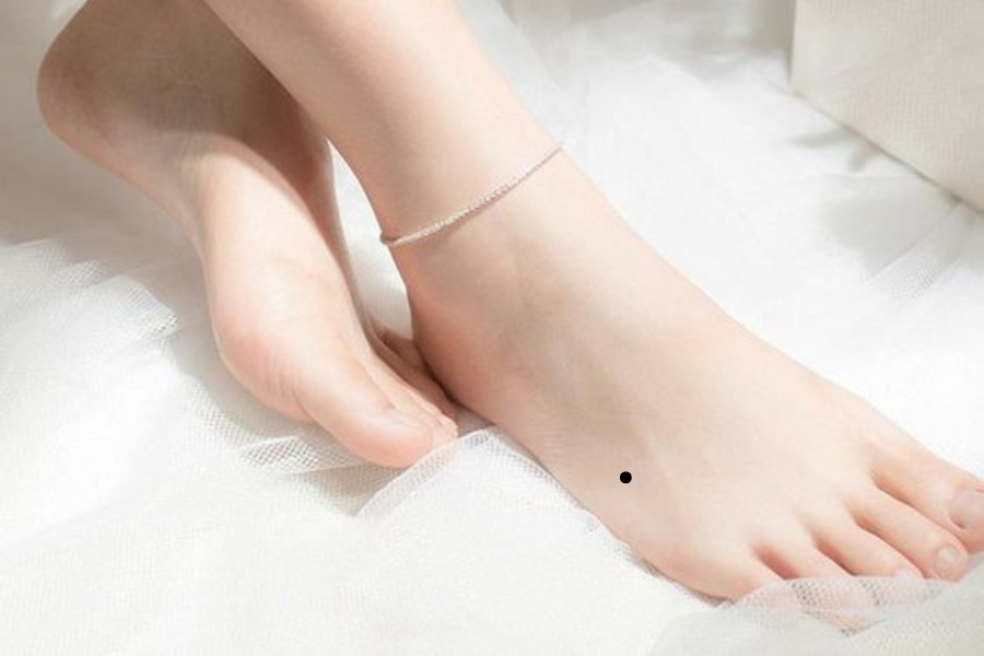 Nốt ruồi đen ở mu bàn chân - Hai chân không ngơi nghỉ