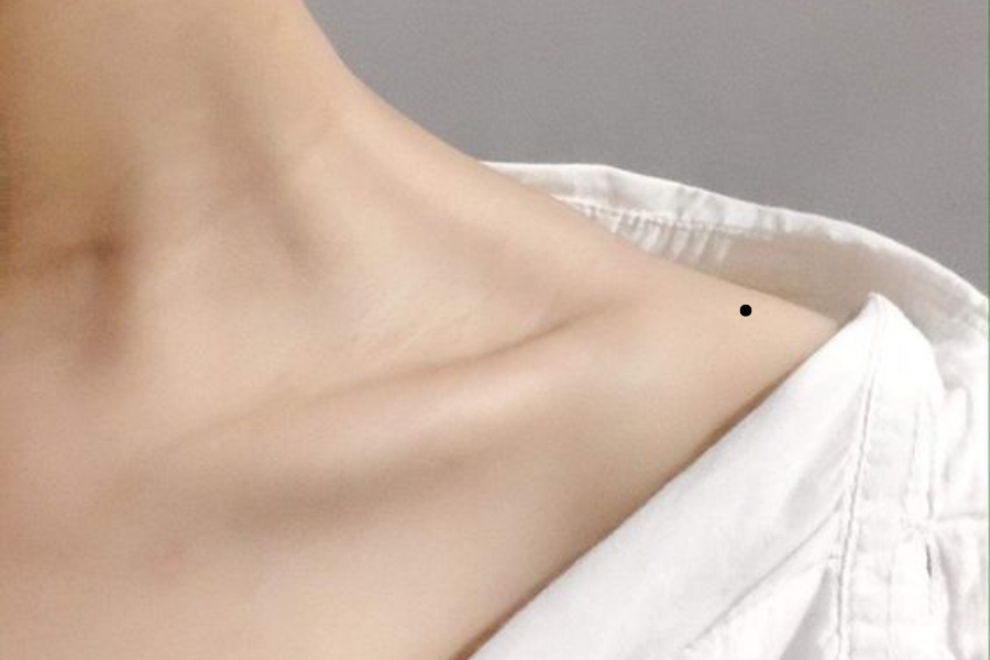 Nốt ruồi trên bả vai - Mang gánh nặng gia đình