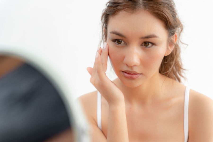 Thành phần curcumin có trong nghệ khiến da bị vàng nếu bạn đắp mặt nạ nghệ thường xuyên Thành phần curcumin có trong nghệ khiến da bị vàng nếu bạn đắp mặt nạ nghệ thường xuyên