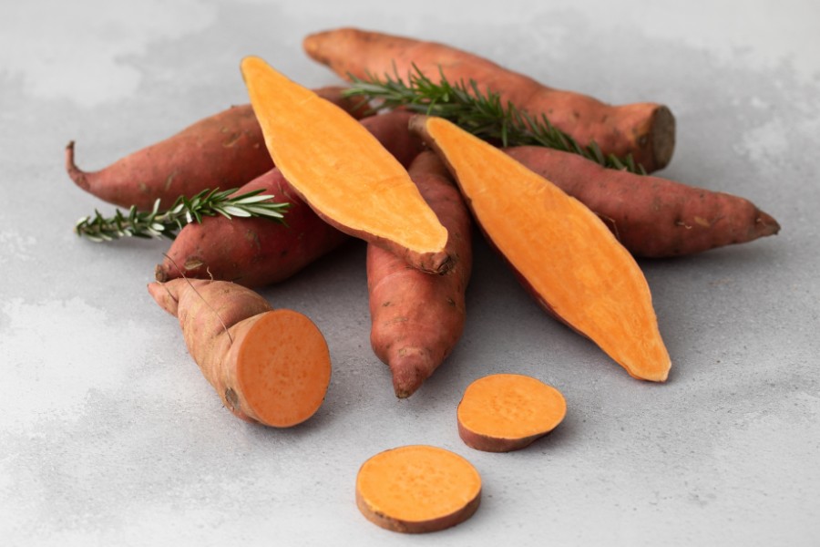 Khoai lang với hàm lượng beta carotene dồi dào đóng vai trò quan trọng trong việc tăng cường sức khỏe của làn da Ăn khoai lang làm đẹp da khô sạm