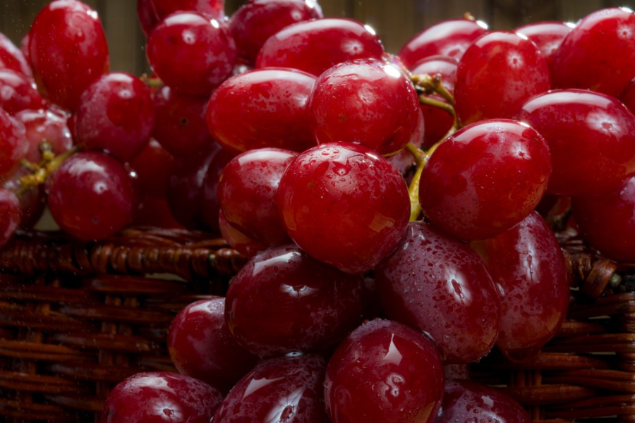 Ăn gì đẹp da? Nho đỏ là một trong những thực phẩm giàu dưỡng chất tốt cho làn da Ăn nhiều nho đỏ, chống lại các gốc tự do gây hại