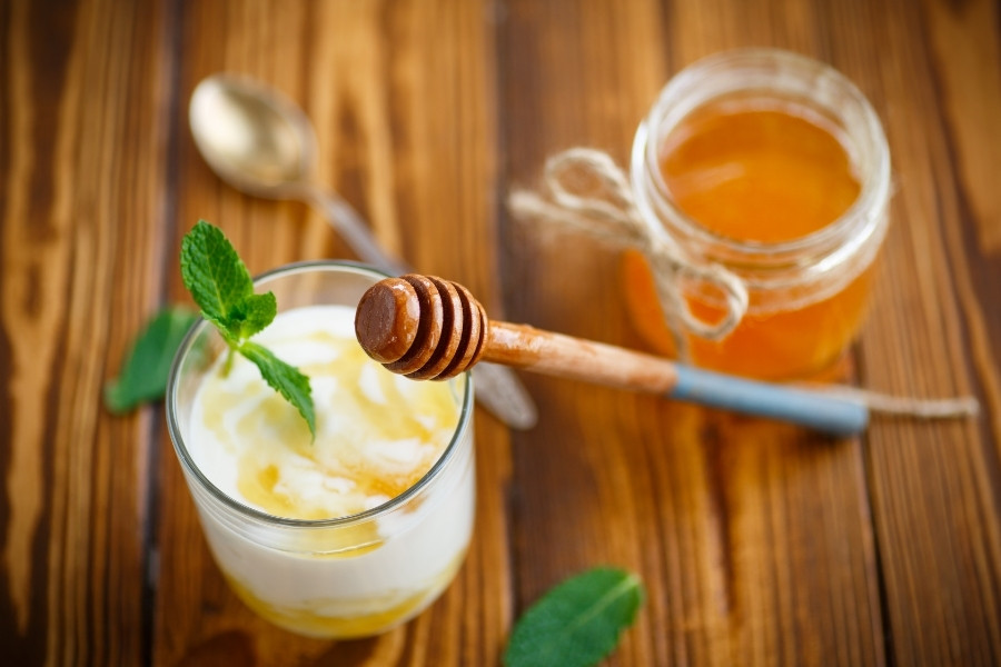 Đắp mặt nạ sữa chua mật ong cấp ẩm làm dịu da hiệu quả