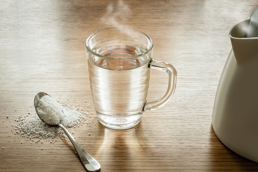 Sử dụng nước muối ấm chữa chai tay hiệu quả tại nhà Sử dụng nước muối ấm chữa chai tay hiệu quả tại nhà