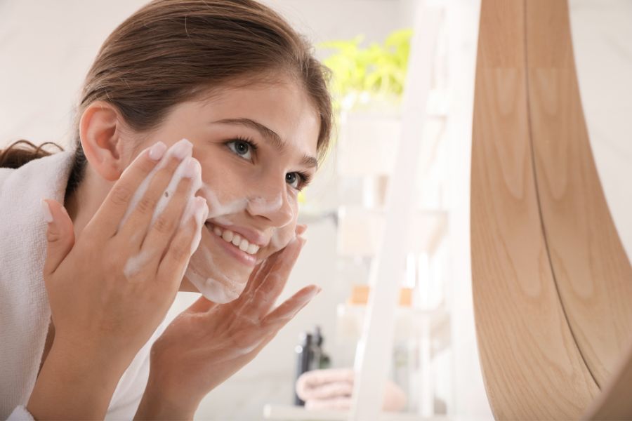 Dùng sữa rửa mặt để làm sạch da là bước không thể thiếu trong quy trình chăm sóc da hàng ngày Dùng sữa rửa mặt để làm sạch da là bước không thể thiếu trong quy trình chăm sóc da hàng ngày