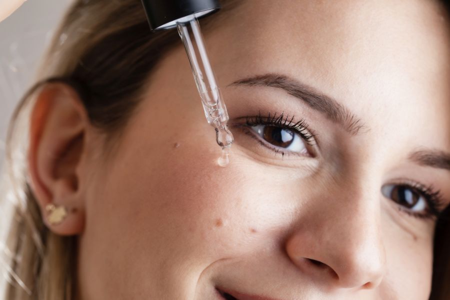 Sử dụng serum giúp cấp ẩm và duy trì làn da khỏe mạnh từ sâu bên trong
