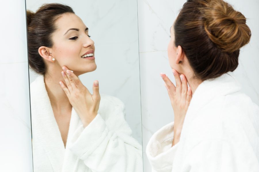 Thoa kem chống nắng giúp bảo vệ da khỏi những tác hại của tia UV