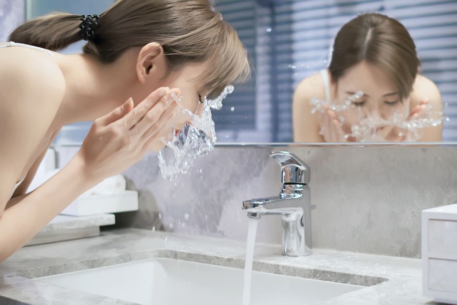 Rửa mặt đúng cách luôn là bước quan trọng nhất mà bạn không được bỏ qua