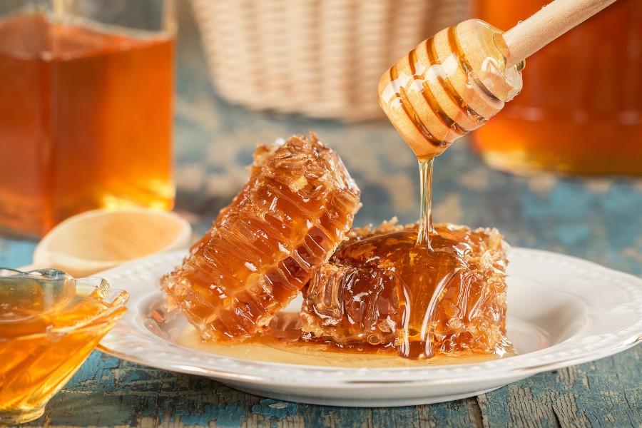 Giảm cảm giác khó chịu khi đầu ngón tay bị tróc da bằng mật ong