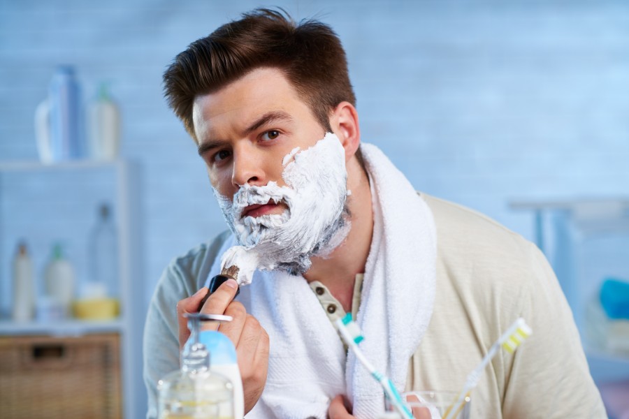 Bôi kem cạo râu chuyên dụng