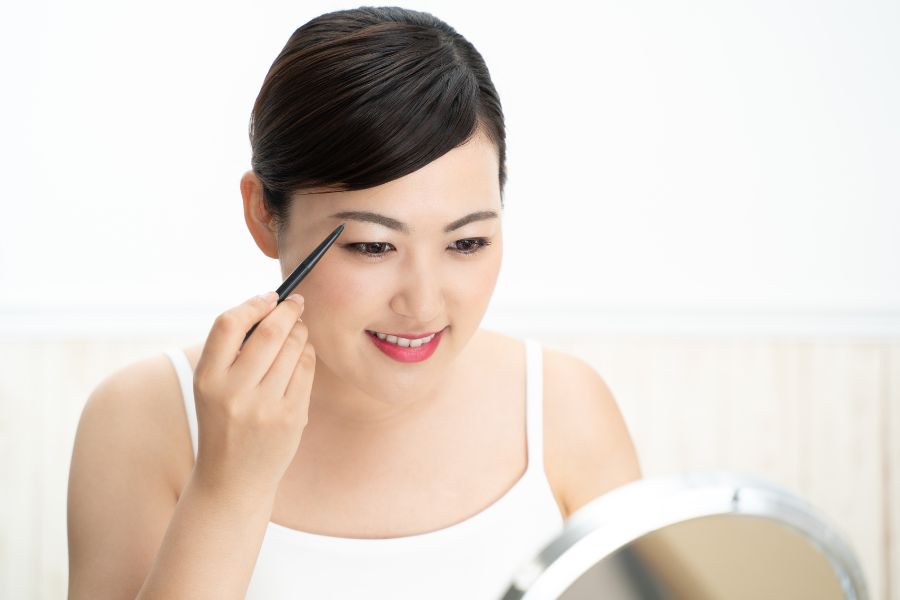 Cách vẽ chân mày bằng bút chì dáng lá liễu cho người mới