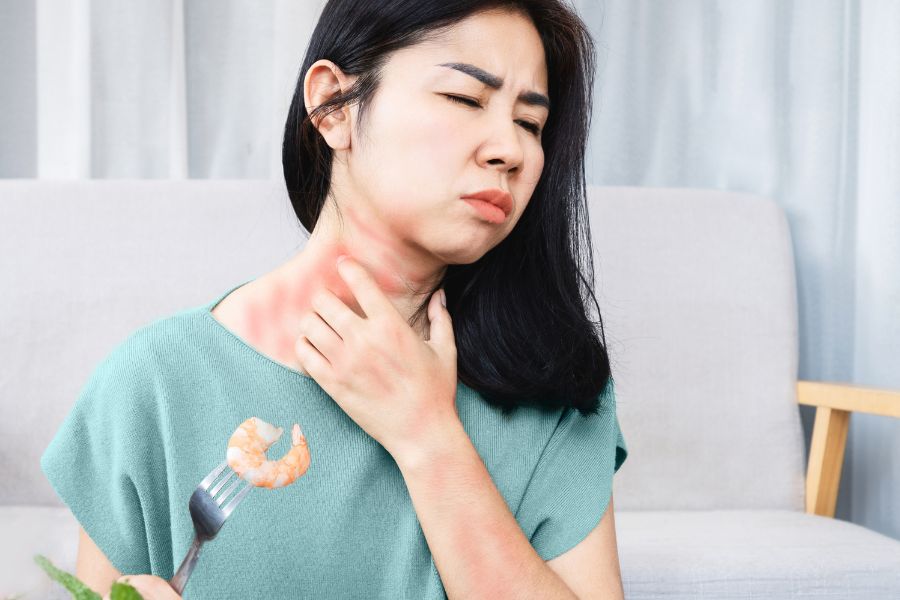 Dị ứng da là tình trạng da bị viêm nhiễm khi tiếp xúc với môi trường khói bụi, phấn hoa